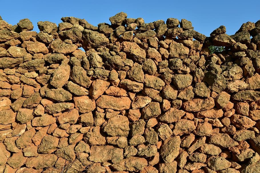 paret, paret de pedra, vell, fons, maçoneria, estructura, textura, pedra, edifici, pedra de sorra, paret de gres, mediterrani, sud d'Itàlia, Sicília, separació, frontera, protecció, boulder, roques, apilats, sòlid, rock, rock - object, cap gent, naturalesa, terra, arquitectura, aspre, dia, geologia, medi ambient, formació de roca, estructura construïda, a l'aire lliure, cel, gran grup d'objectes, paisatge, muntanya, clima, erosionat, clima àrid, 5K