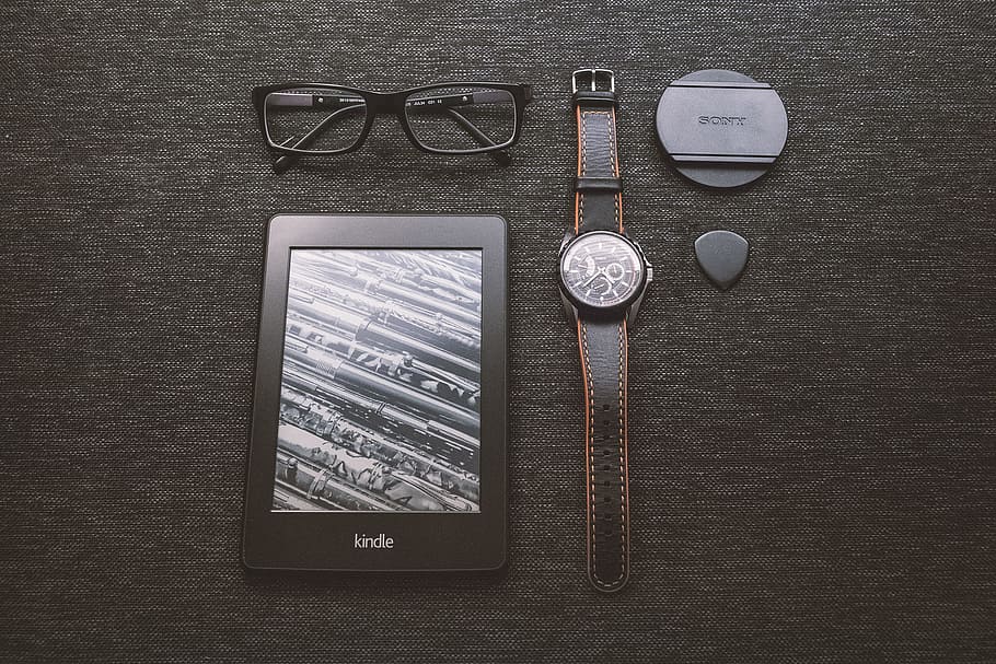 encendre, e-reader, tecnologia, objectes, veure, ulleres, accessoris, moda, taula, comunicació, tecnologia sense fils, directament a sobre, telèfon intel·ligent, natura morta, connexió, a l'interior, telèfon mòbil, cap gent, dispositiu d’informació portàtil, pantalla, gots, vista d’angle alt, material de fusta, portabilitat, text, primer pla, accessori personal, 1080P
