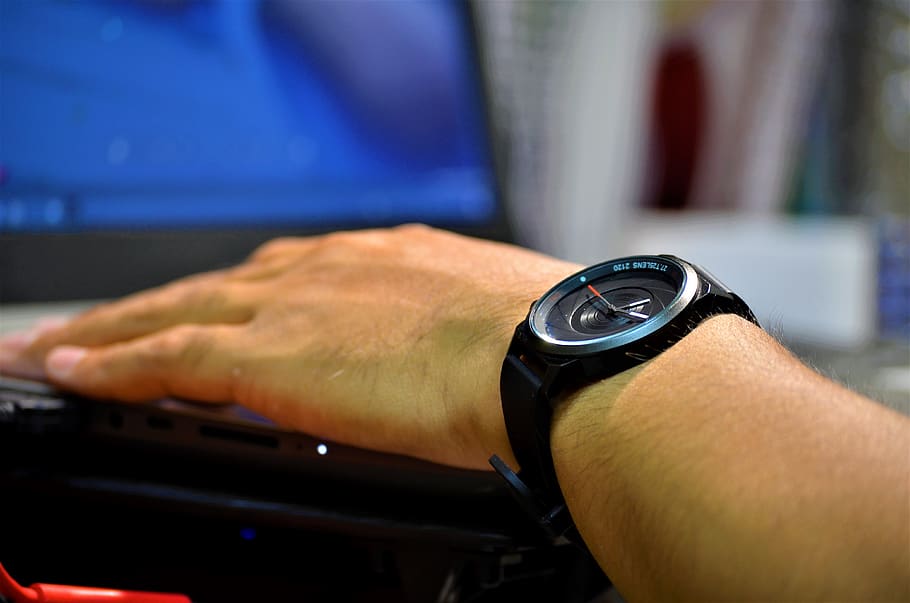 hodinky, ruka, klávesnice, počítačů, technologi, objektiv, přestávka, část lidského těla, lidské ruky, čas, náramkové hodinky, jedna osoba, lidské paže, dospělý, část těla, lékařské vybavení, zdravotnictví a lékařství, detail, muži, končetina, uvnitř, zápěstí, lidská končetina, lidský kloub, prst, kontrola času, hodiny, péče, 4K