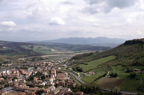 Itàlia, orvieto, medi ambient, núvol - cel, cel, paisatge, escenics - natura, arquitectura, naturalesa, planta, ciutat, exterior de l'edifici, arbre, edifici, bellesa a la natura, barri residencial, muntanya, terra, estructura construïda, poble, cap gent, vista d’angle alt, a l'aire lliure, Serra, paisatge urbà, 4K, CC0, domini públic, lliure de regalies