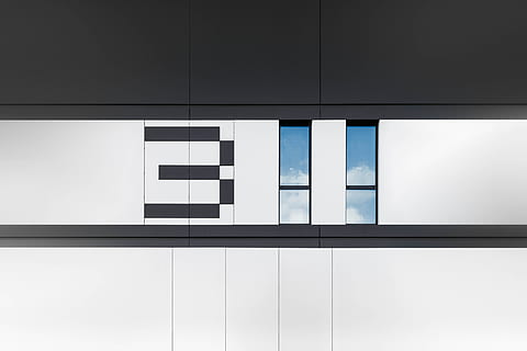 blanc, negre, 311 marc, edifici, finestra, nombre, tres, vidre, resum, industrial, oficina, modern, disseny, urbà, ciutat, gris, núvol, cel, 311, 1, a l'interior, arquitectura, fons, habitació domèstica, negocis, sòls, funció de construcció de parets, cap gent, il·lustració, signe, escena urbana, en blanc, 8K, CC0, domini públic, lliure de regalies