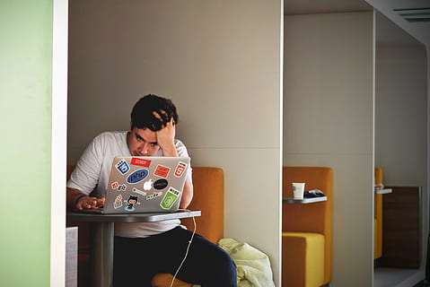 homme, blanc, chemise, en utilisant, macbook, pro, fâché, agacé, café, développeur, épuisé, frustré, git, emploi, portable, apprentissage, la personne, php, programmeur, la programmation, travail à distance, stress, stressant, en difficulté, travail, préoccupé, Vrais gens, jeune adulte, à l'intérieur, les jeunes hommes, séance, trois quarts, La technologie, modes de vie, Vêtements décontractés, jeune femme, adulte, thèmes de la photographie, en portant, intérieur de la maison, vue de face, Technologie sans fil, Activité de loisir, appareil photo numérique, 1080P, CC0, domaine public, libre de droits