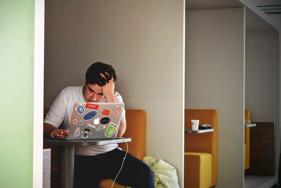 homme, blanc, chemise, en utilisant, macbook, pro, fâché, agacé, café, développeur, épuisé, frustré, git, emploi, portable, apprentissage, la personne, php, programmeur, la programmation, travail à distance, stress, stressant, en difficulté, travail, préoccupé, Vrais gens, jeune adulte, à l'intérieur, les jeunes hommes, séance, trois quarts, La technologie, modes de vie, Vêtements décontractés, jeune femme, adulte, thèmes de la photographie, en portant, intérieur de la maison, vue de face, Technologie sans fil, Activité de loisir, appareil photo numérique, 1080P
