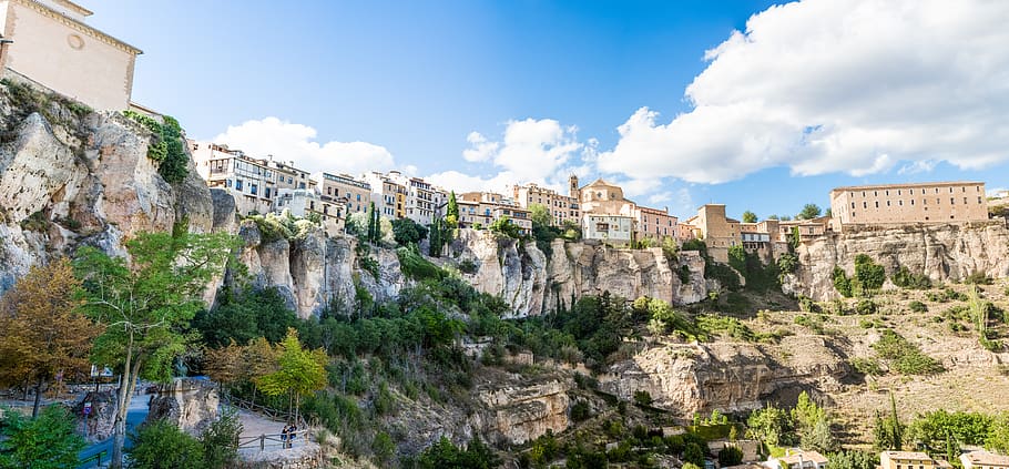 espanya, cuenca, penya-segat, vell, edificis, sòlid, destinacions de viatge, rock, cel, arquitectura, rock - object, núvol - cel, arbre, viatjar, naturalesa, història, antic, estructura construïda, el passat, planta, turisme, material de pedra, exterior de l'edifici, paisatge, terra, cap gent, a l'aire lliure, civilització antiga, arqueologia, 8K