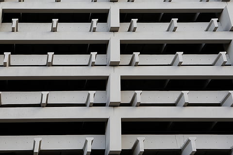 budova, beton, vzor, architektura, celý rám, stavba, pozadí, nikdo, exteriér budovy, okno, nízký úhel pohledu, v řadě, den, opakování, bok po boku, rezidenční čtvrti, bílá barva, objednat, venku, slunečního světla, byt, 5K, CC0, veřejná doména, bez autorských práv
