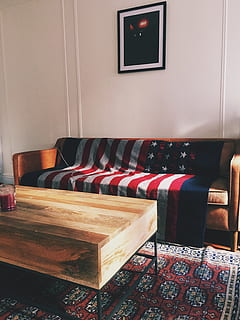 bandera, a l'interior, seient, cap gent, mobles, material de fusta, sofà, absència, buit, ordre, habitació domèstica, sala d'estar, interior de casa, cadira, gran grup d'objectes, coixí, natura morta, en fila, relaxació, taula, multicolor, 2K, CC0, domini públic, lliure de regalies
