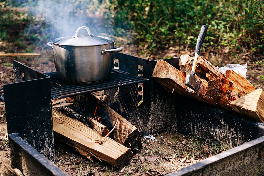 pot fi fierte, lemn - material, metal, zi, ustensile de bucatarie, lemn, echipamente de uz casnic, natură, ardere, Buturuga, lemne de foc, foc, temperatura - temperatură, flacără, foc - fenomen natural, nici o persoana, recipient, copac, mancare si bautura, teren, preparare, în aer liber, aragaz de camping, 4K