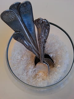 Löffel, altes Silber, rustikal, Textur, Design, drinnen, Stillleben, Nahansicht, keine Leute, High Angle View, Lebensmittel, Tabelle, Essen und Trinken, Metall, Küchenutensilien, Haushaltsausstattung, Fokus auf den Vordergrund, schwarze Farbe, weiße Farbe, Vorbereitung, Container, Frische, Essen vorbereiten, Schüssel, Essgeschirr, Mischen, elektrischer Mixer, 2K, CC0, gemeinfrei, lizenzfrei