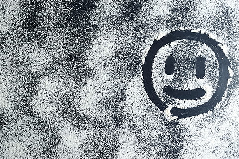 roh, Mehl, Tabelle, Weiß, Hintergrund, Zeichnung, Festival, Kochen, Symbol, Zutat, Lebensmittel, backen, Küche, Vorbereitung, Gebäck, hausgemacht, Staub, abstrakt, Weizen, Textur, schwarz, Rezept, Geschmack, bilden, Emoticon, keine Leute, Tag, High Angle View, Kommunikation, Vollbild, texturiert, Nahansicht, Hintergründe, draußen, Straße, Stadt, Muster, Natur, Nummer, Text, Asphalt, Transport, Wandbau - Funktion, Sonnenlicht, Beton, 5K, CC0, gemeinfrei, lizenzfrei