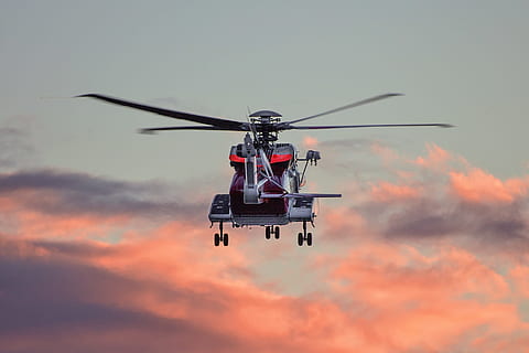 rot, Weiß, schwebend, Hubschrauber, Fotografie in der Luft, fliegen, Himmel, wolkig, Orange, glühen, Suchen und retten, Operation, Fahrzeug, Antwort, Propeller, dramatisch, Notfall, Wolke, Pilot, Vereinigtes Königreich, cymru, wale, Luftfahrzeug, fliegend, Transport, Drohne, Luft, Flugzeug, Technologie, Militär-, Geschwindigkeit, Transportart, 2K, CC0, gemeinfrei, lizenzfrei