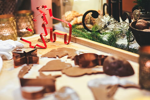 making, peberkager, cookies., julekage cutters, kuttere., bageri, bagning, kiks, slik, fest, chokolade, jul, cookie, drikke, mad, honningkage, indendørs, overbærenhed, indretning, mælk, mennesker, værelse, stilleben, sukker, træ, xmas, mad og drikke, bord, selektiv fokusering, ingen mennesker, ferie, papir, tæt på, sødt mad, forberedelse, bagt, friskhed, træ - materiale, juletræ, variation, 5K, CC0, offentligt domæne, royaltyfrie