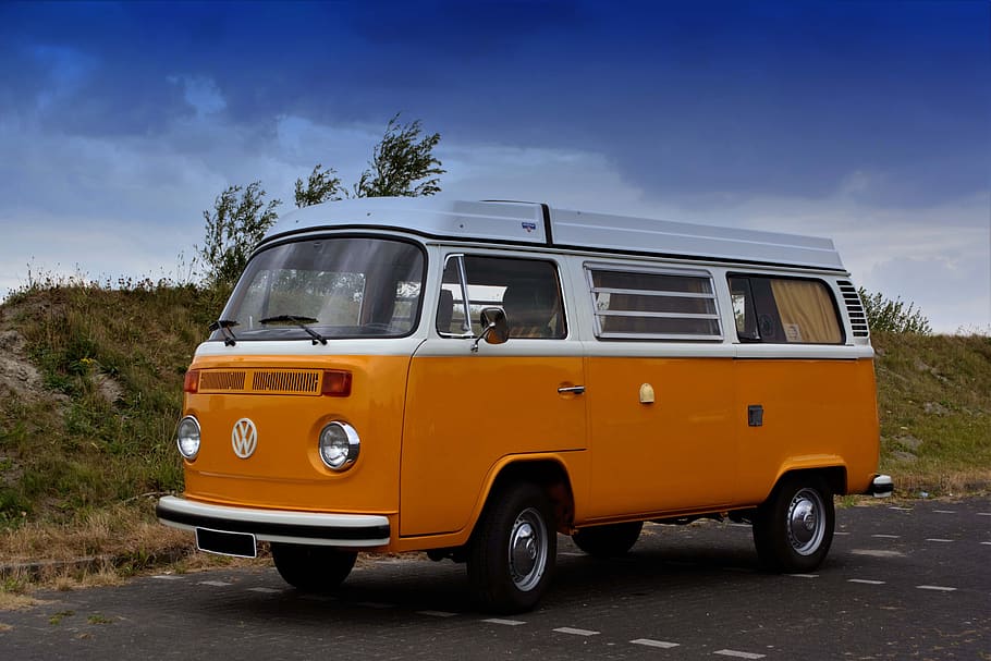 t1, t2, vw, oldtimer, automàtic, bulli, vehicle, vell, autobús, Volkswagen, vw bus, retro, nostàlgic, automoció, clàssic, autobús de càmping, autocaravana, transport, històricament, culte, vehicles, atreviu-vos, manera de transport, vehicle terrestre, cel, automòbil, arbre, naturalesa, dia, cotxe, furgoneta - vehicle, planta, carretera, a l'aire lliure, cap gent, ciutat, núvol - cel, viatjar, carrer, estacionari, blau, 5K
