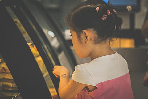 anak, satu orang, angkutan, pakaian kasual, orang sungguhan, gaya hidup, moda transportasi, perjalanan, dewasa, jendela, anak muda, rambut hitam, tertembak di kepala, transportasi kereta api, rambut, potret, kendaraan umum, dalam ruangan, mencari, kedudukan, gaya rambut, 2K, CC0, domain publik, bebas royalti