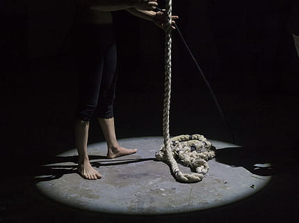 corda, persona, prestazione, palcoscenico, trucco, mago, illusione, divertimento, sezione bassa, parte del corpo umano, una persona, in casa, gamba umana, parte del corpo, adulto, a piedi nudi, in piedi, stili di vita, legato, girato in studio, detenzione, catena, swing, forza, sport, sfondo nero, piede umano, arto umano, in attesa, 2K, CC0, dominio pubblico, privo di copyright