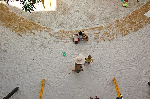 roba, barret per al sol, barret, humà, persona, escola internacional de l'any màgic, barret de vaquer, pissarra, llosa, casc, vestits de bany, zona de jocs, parc infantil, sombrero, arqueologia, barana, contenidor de pintura, vista d’angle alt, persones reals, dia, homes, grup de persones, estils de vida, naturalesa, a l'aire lliure, sorra, dones, terra, gent, aigua, activitat d'oci, unió, infància, planta, arbre, estructura construïda, 2K, CC0, domini públic, lliure de regalies
