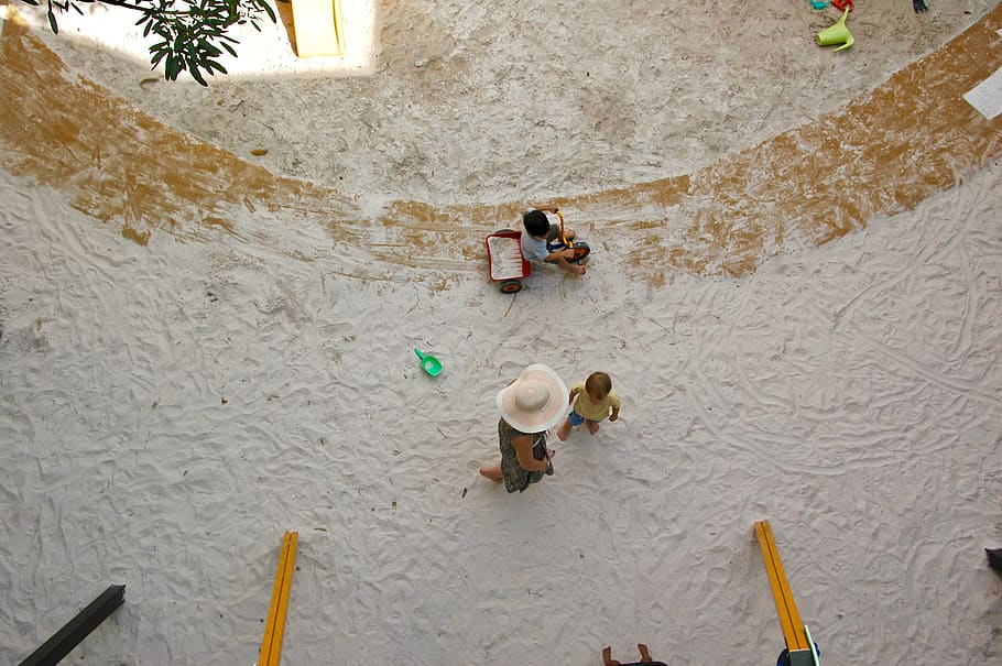 roba, barret per al sol, barret, humà, persona, escola internacional de l'any màgic, barret de vaquer, pissarra, llosa, casc, vestits de bany, zona de jocs, parc infantil, sombrero, arqueologia, barana, contenidor de pintura, vista d’angle alt, persones reals, dia, homes, grup de persones, estils de vida, naturalesa, a l'aire lliure, sorra, dones, terra, gent, aigua, activitat d'oci, unió, infància, planta, arbre, estructura construïda, 2K