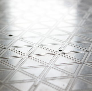lettelse, trekant, mønster, grå, beton, gulve, indendørs, selektiv fokusering, ingen mennesker, tæt på, form, design, flise, baggrunde, geometrisk form, stilleben, flisebelagt gulv, fuld ramme, høj vinkel visning, metal, tekstureret, Kunst og håndværk, fokus på forgrunden, ekstrem nærbillede, kompleksitet, sølvfarvet, loft, ren, 1080P, CC0, offentligt domæne, royaltyfrie