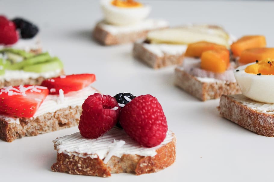 pastisseria rodona, cobertes de fruita, assortit, baies, nabiu, pa, esmorzar, crema, cremós, deliciós, postres, diversitat, ous, menjar amb els dits, menjar, taulell de menjar, fotografia de menjar, galvanoplàstia, menjar natural, fresc, fruites, afruitat, casolà, fruites mixtes, pastes, pastisseria, préssec, placa, entrepà, tall, maduixa, sucre, dolç, tarta, saborós, brindis, cobertes, vegetarià, menjar i beguda, fruita, fruites de baies, alimentació saludable, frescor, menjar dolç, a l'interior, cap gent, producte diari, primer pla, benestar, pastís, natura morta, centrar-se en primer pla, temptació, berenar, menjar francès, 1080P