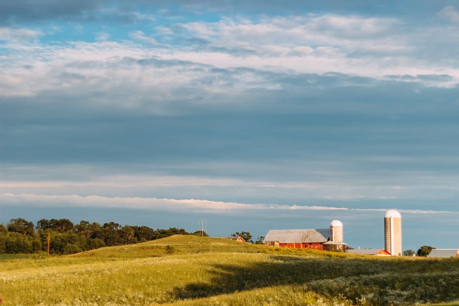 rot, Weiß, Scheune, Hügel, Bäume, Bauernhof, wolke - himmel, Himmel, Pflanze, Feld, Land, Natur, gebaute Struktur, Umgebung, die Architektur, Schönheit in der Natur, Szenen - Natur, Landschaft, Gebäudehülle, keine Leute, Tag, Gras, draußen, Ruhe, ruhige Szene, Nicht-städtische Szene, 5K