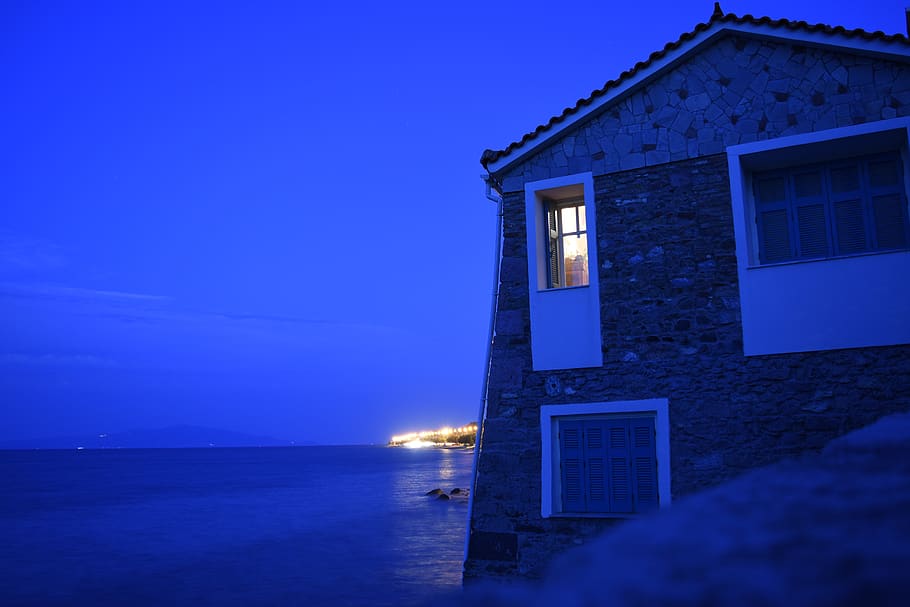 Grècia, mytilene, il·luminat, blau, cel, arquitectura, estructura construïda, mar, exterior de l'edifici, aigua, vespre, nit, edifici, casa, cap gent, equips d’il·luminació, naturalesa, crepuscle, a l'aire lliure, barri residencial, escenics - natura, luxe, porpra, 5K