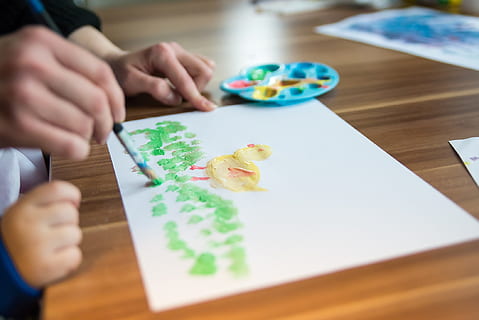 Tabelle, Papier-, Kreativität, Bildung, Hand, Arbeit, Bürste, Kind, Farbe, Kunst, Malerei, bunt, Künstler, Kindergarten, Kita, Zeichnung, kleksa, Maler, Lehren, Ausbildung, menschliche Hand, menschliches Körperteil, drinnen, halten, Kunst und Handwerk, eine Person, selektiver Fokus, Vorbereitung, Freizeitbeschäftigung, echte Menschen, Herstellung, Kindheit, Männer, Essen und Trinken, Aquarellfarben, 1080P, CC0, gemeinfrei, lizenzfrei