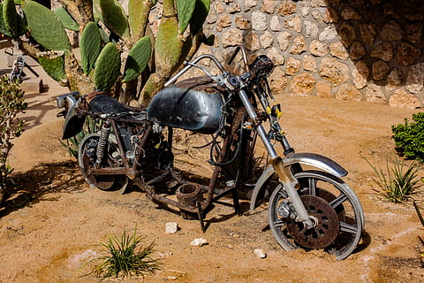 namibia, solitari, manera de transport, transport, vehicle terrestre, dia, estacionari, moto, naturalesa, cap gent, a l'aire lliure, paret, aparcament, funció de construcció de parets, terra, arbre, rock, viatjar, llum solar, rock - object, vell, sòlid, roda, 4K, CC0, domini públic, lliure de regalies