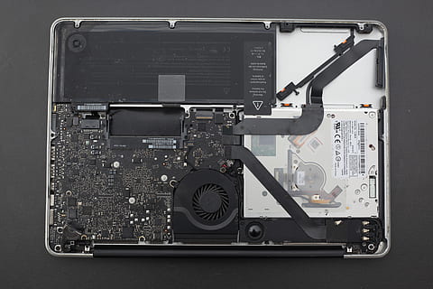 MacBook, ordinador, funcionament interior, PC, tecnologia, electrònica, això, Ciències de la Computació, cable, equipament, cap gent, a l'interior, maquinària, primer pla, natura morta, tir de l'estudi, indústria, taula, metall, vista d’angle alt, directament a sobre, complexitat, fons gris, gris, connexió, sol objecte, indústria electrònica, equipament elèctric, component elèctric, 5K, CC0, domini públic, lliure de regalies