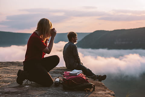kvinde, tager, Foto, mand, sidder, klint, dagtimerne, person, kant, Sky, tåge, udendørs, bjerg, himmel, fotografi, par, kigger ud, eventyr, rejse, opdage, vandre, rejselyst, udforske, mørk, rygsæk, natur, Kvinder, mennesker, samvær, livsstil, sport, solnedgang, herrer, to personer, sund livsstil, hunner, voksen, ung voksen, udøver, kærlighed, sommer, lempelse, kaukasisk etnicitet, par - forhold, familie, sø, piger, fritidsaktiviteter, venskab, skønhed i naturen, lykke, sollys, aktivitet, fritidsaktivitet, 5K, CC0, offentligt domæne, royaltyfrie