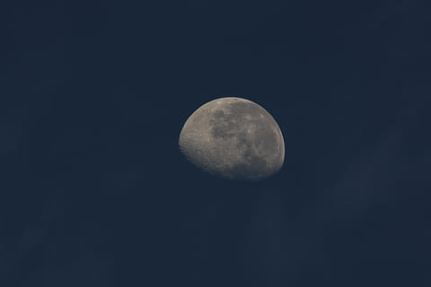 Halbmondblick, Mond, Natur, Nacht-, draußen, Astronomie, Platz, Weltraum, Universum, vitoria, Brasilien, Land, Desktop-Hintergrund, Hintergrund, Tapete, Android Wallpaper, Vollmond, Finsternis, Mondfinsternis, Kugel, Meer, Himmel, planetarischer Mond, Szenen - Natur, keine Leute, Schönheit in der Natur, Ruhe, Mondoberfläche, Entdeckung, Flachwinkelansicht, ruhige Szene, Weltraumforschung, Geometrische Figur, Kreis, dunkel, Astrologie, Weltraum und Astronomie, Mondlicht, 5K, CC0, gemeinfrei, lizenzfrei