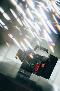 aparat foto, Electronică, cameră video, camera roșie, Dragon rosu, fotografie, camera digitala, mulţimea, ușoară, obiectivul camerei, concert, concert de muzică rock, cu laser, semnal luminos, calculator, PC, hârtie, club, Club de noapte, în interior, a închide, nici o persoana, tehnologie, număr, comunicare, să se concentreze asupra primelor elemente, natură moartă, selectiv, conexiune, echipament, vedere în unghi mare, un singur obiect, iluminat, arta culturii și divertismentului, reflecţie, metal, muzică, timp, cablu, Echipament electric, 5K, CC0, domeniu public, fără drepturi de autor