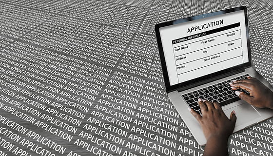 aplicació, sol·licitud, treballar, buscant una feina, fer cerques, ubicació, en línia, tecnologia, contacte, digital, portàtil, multimèdia, mobilitat, informació, tocar, mostra la candidatura, feina, ordinador, comunicació, tecnologia sense fils, connexió, part del cos humà, una persona, mà humana, Internet, mà, xarxa d’ordinadors, adult, a l'interior, equips informàtics, dades, text, vista d’angle alt, usant portàtil, teclat, xarxes socials, 5K, CC0, domini públic, lliure de regalies