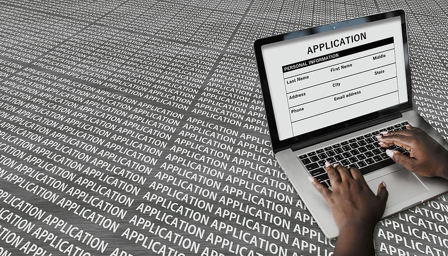 aplicació, sol·licitud, treballar, buscant una feina, fer cerques, ubicació, en línia, tecnologia, contacte, digital, portàtil, multimèdia, mobilitat, informació, tocar, mostra la candidatura, feina, ordinador, comunicació, tecnologia sense fils, connexió, part del cos humà, una persona, mà humana, Internet, mà, xarxa d’ordinadors, adult, a l'interior, equips informàtics, dades, text, vista d’angle alt, usant portàtil, teclat, xarxes socials, 5K
