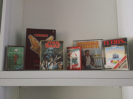 mucho cd case, humano, persona, Dortmund, Alemania, libro, adentro, estante, novela, habitación, mueble, biblioteca, librero, librería, tienda, disco, DVD, puesto de periódicos, diseño de interiores, jardín de infancia, historietas, representación humana, representación, semejanza masculina, Arte y artesanía, cuadro, texto, nadie, semejanza femenina, marco, creatividad, pared - característica de la construcción, arquitectura, comunicación, museo, póster, escritura occidental, cuadros, Museo de Arte, 2K, CC0, dominio público, libre de derechos