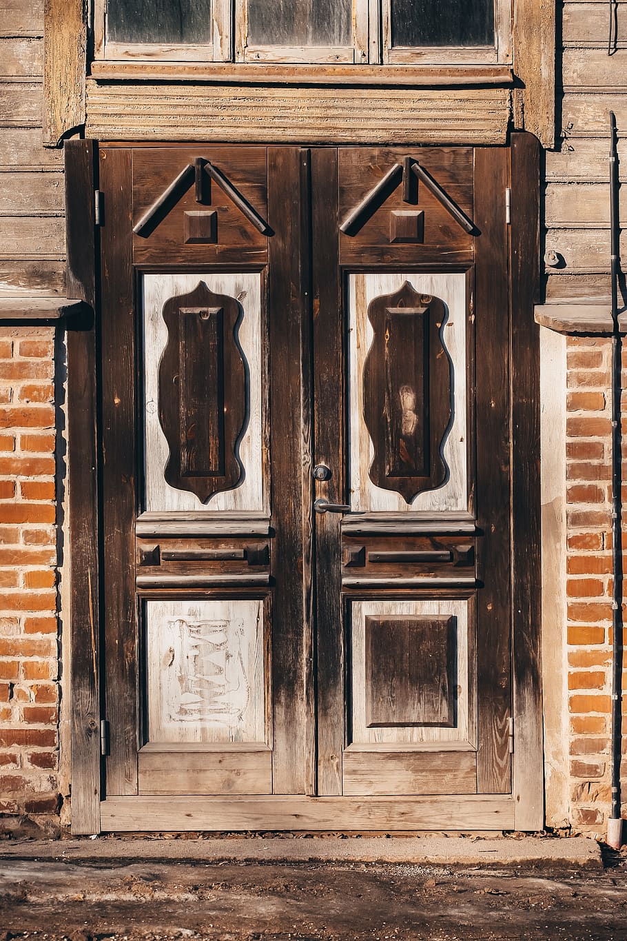 porta marrom fechada, porta, tijolo, cerâmica, vaso, pote, plantar, vaso de planta, madeira, varanda, ao ar livre, passarela, caminho, janela, Flor, gerânio, laje, lidar com, gelo, natureza, Entrada, arquitetura, estrutura construída, exterior do edifício, madeira - material, fechadas, construção, ninguém, dia, casa, velho, protecção, segurança, Distrito residencial, intemperizado, fachada, 4K