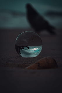glas bold, sand, strand, glas, makro, afspejling, kysten, kyst, selektiv fokusering, tæt på, ingen mennesker, jord, natur, stilleben, sfære, bord, udendørs, dag, fokus på forgrunden, himmel, kugler, vand, sollys, bold, form, mad og drikke, 5K, CC0, offentligt domæne, royaltyfrie
