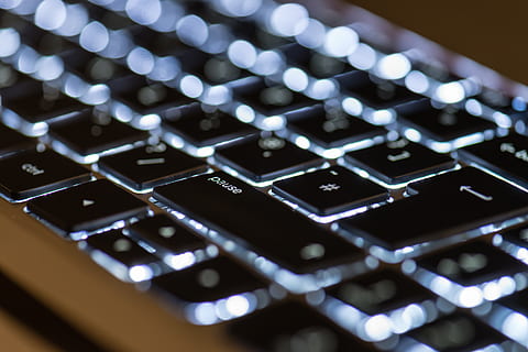 tastiera nera, tecnologia, computer, attrezzatura informatica, comunicazione, connessione, tastiera, tastiera del computer, tecnologia wireless, parte del computer, il computer portatile, avvicinamento, in casa, nessuno, messa a fuoco selettiva, illuminato, tasto del computer, lettera, rete di computer, testo, Internet, 2K, CC0, dominio pubblico, privo di copyright