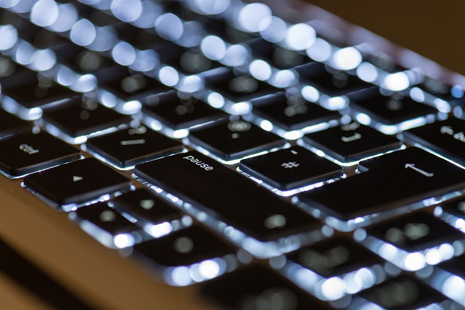 tastiera nera, tecnologia, computer, attrezzatura informatica, comunicazione, connessione, tastiera, tastiera del computer, tecnologia wireless, parte del computer, il computer portatile, avvicinamento, in casa, nessuno, messa a fuoco selettiva, illuminato, tasto del computer, lettera, rete di computer, testo, Internet, 2K