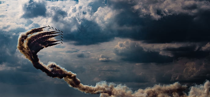 airshow onder wolken, wolk - lucht, hemel, natuur, buitenshuis, vliegend, één dier, dierenleven, geen mensen, dag, beweging, cloudscape, dieren in het wild, digitale composiet, bekwaamheid, mid-air, rook - fysieke structuur, luchtshow, onheilspellend, 5K, CC0, publiek domein, royaltyvrij