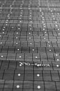 legna, elettronica, computer, computer hardware, tastiera del computer, hardware, tastiera, testo, sentiero, natura, la lavorazione del legno, liutaio, chitarra, nero, ebano, terra, all'aperto, pavimento, passerella, fotogramma intero, messa a fuoco selettiva, avvicinamento, sfondi, modello, nessuno, di fila, in casa, ripetizione, vista dall'alto, musica, pavimentazione, metallo, cultura artistica e intrattenimento, studio di registrazione, forma geometrica, giorno, strutturato, 5K, CC0, dominio pubblico, privo di copyright