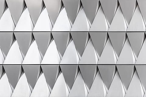 hvid, grå, overflade, mønster, form, væg, bygning, trekant, geometri, vandret, diagonal, skygge, baggrunde, abstrakt, arkitektur, geometrisk form, moderne, design, afspejling, stål, kulisse, futuristisk, illustration, tredimensionel form, tredimensionale, byggebranchen, dekoration, metal, skinnende, bygget struktur, murbygningsfunktion, tekstureret, elegance, metallisk, sort og hvid, indendørs, ingen mennesker, sort farve, vindue, 5K, CC0, offentligt domæne, royaltyfrie