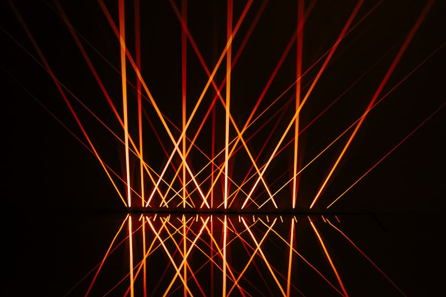 llums estroboscòpiques de color taronja, il·luminat, nit, exposició llarga, brillant, moviment, resum, patró, electricitat, cap gent, vermell, equips d’il·luminació, connexió, generació de combustible i energia, fons negre, tecnologia, creativitat, fons, cultura i entreteniment artístic, tir de l'estudi, moviment borrós, Font d'alimentació, complexitat, focs artificials, làser, llum, 4K