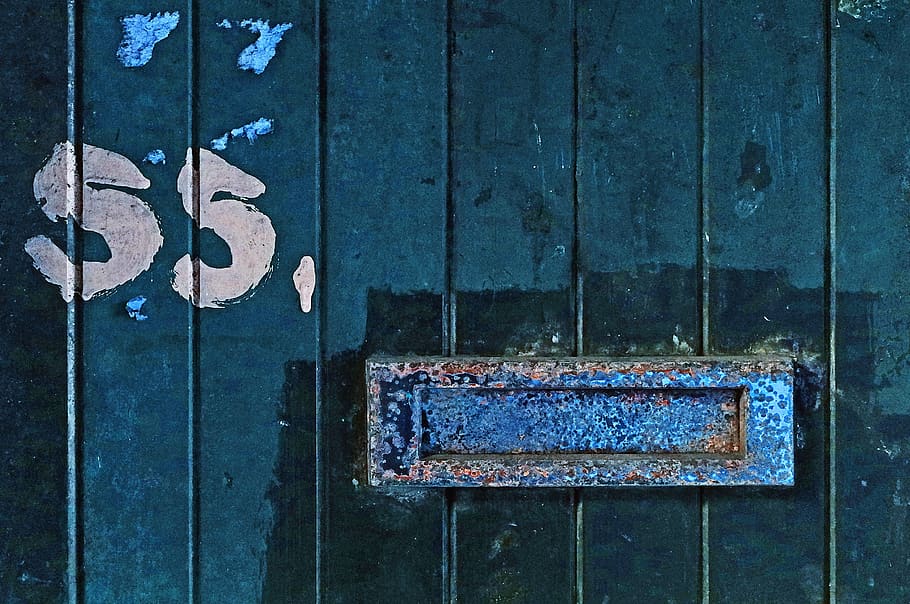 bústia blava, porta, òxid, barana, paraula, paret, fusta, femella, finestra, símbol, noia, patró, boia de vida, roba, dona, abric, bloqueig, hidrant, blau, material de fusta, cap gent, vell, primer pla, dia, nombre, entrada, comunicació, metall, rovellat, a l'aire lliure, funció de construcció de parets, abandonat, resistent, estructura construïda, signe, aixafar, pintura, 2K