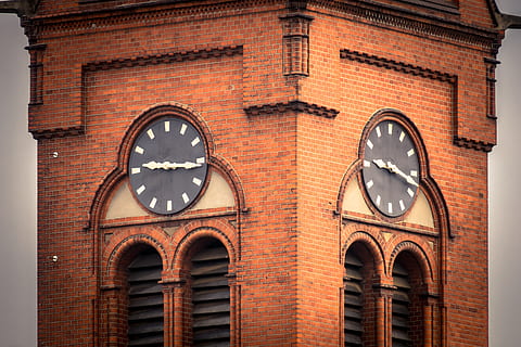 non-simultaneità, deviazione, ineguale, orologio, diverso, tempo, tempo di, orologio della chiesa, Torre dell'orologio, ore, minuti, quadrante, pointer, Chiesa, campanile, arco, struttura costruita, architettura, esterno dell'edificio, Inquadratura dal basso, costruzione, giorno, finestra, muro di mattoni, nessuno, religione, mattone, il passato, storia, luogo di culto, credenza, spiritualità, parete, vecchio, lampada elettrica, 5K, CC0, dominio pubblico, privo di copyright