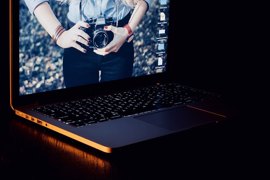 computer, tastatur, computer hardware, computer tastatur, elektronik, hardware, pc, bærbar, human, person, kamera, fotografering, desktop, arbejde, macbook, design, mac os, mac, Foto, overvåge, teknologi, kamera - fotografisk udstyr, fotografering temaer, indendørs, fotografisk udstyr, trådløs teknologi, en person, bord, bedrift, beskæftigelse, voksen, meddelelse, rigtige mennesker, fotografere, afspejling, midsection, stående, fotograf, digitalt kamera, 5K