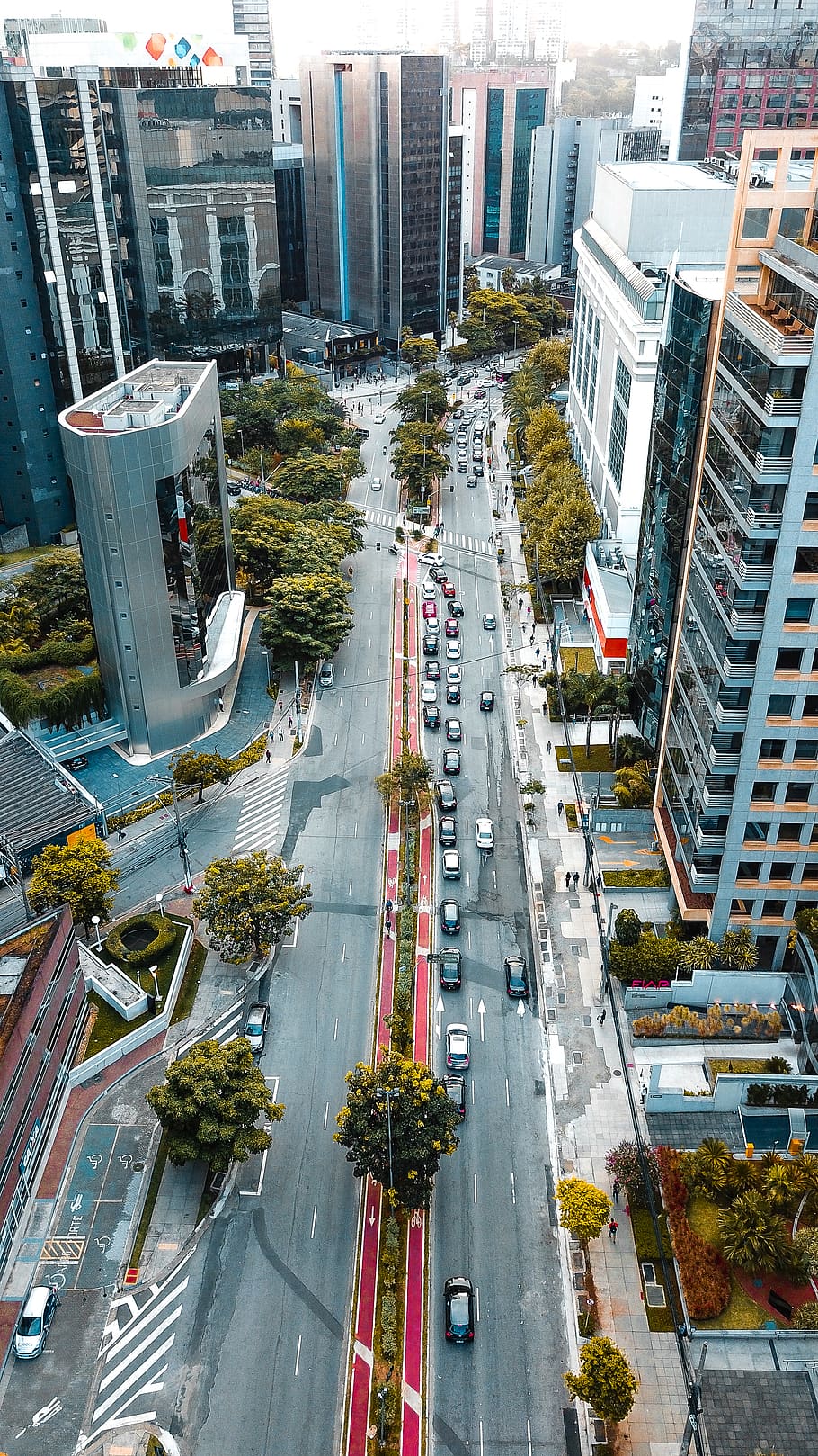 carretera, intersecció, naturalesa, paisatge, a l'aire lliure, edifici, ciutat, urbà, metròpolis, vista aèria, manera, r. olimpíades, Brasil, vila olimpia, centre de la ciutat, arquitectura, de gran alçada, carrer, exterior de l'edifici, estructura construïda, transport, vista d’angle alt, manera de transport, cotxe, automòbil, vehicle terrestre, carrer de la ciutat, paisatge urbà, exterior d’edifici d’oficines, arbre, planta, trànsit, vida de ciutat, gratacels, modern, cap gent, 4K