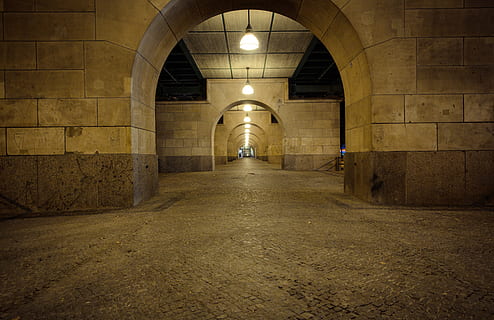 brun, betong, buen veggen, bue, arkitektonisk design, arkitektur, tak, taklamper, lys, natt, fortau, perspektiv, steinbelegg, steinvegger, tunnel, Urban, gangvei, belyst, bygget struktur, belysningsutstyr, ingen folk, bygning, retning, veien forover, arkade, innendørs, tømme, korridor, veggbyggingsfunksjon, fravær, arkitektonisk kolonne, gulv, elektrisk lampe, 5K, CC0, offentlig domene, opphavsrett gratis