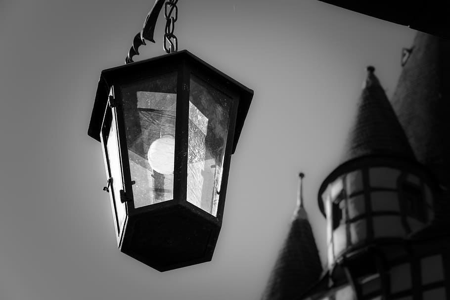 lanterne, lampe, lys, belysning, lys pære, mærkelig, mystisk, heksetid, gadebelysning, gadelampe, lyskilde, helvede, humør, skinner, lav vinkel visning, arkitektur, ingen mennesker, belysningsudstyr, himmel, bygget struktur, bygning udvendig, natur, skyfri himmel, bygning, hængende, murbygningsfunktion, fokus på forgrunden, dag, elektrisk lampe, udendørs, tæt på, metal, tårn, 5K
