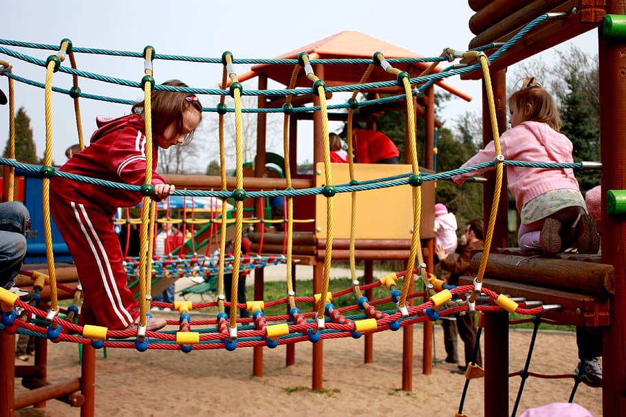 nens, web, parc infantil, dispositiu de joc, escalar, jugar, equilibri, colorit, fora, diversió, jugar a fora, oci, risc, moviment, nen, corda d’escalada, cordes, torre d’escalada, connexions, alçada, activitat, actiu, persones reals, infància, grup de persones, dones, homes, activitat d'oci, femelles, estils de vida, roba casual, mascles, dia, noies, gent, adult, persones incidentals, gimnàs a la selva, equip de joc a l'aire lliure, emoció positiva, 4K