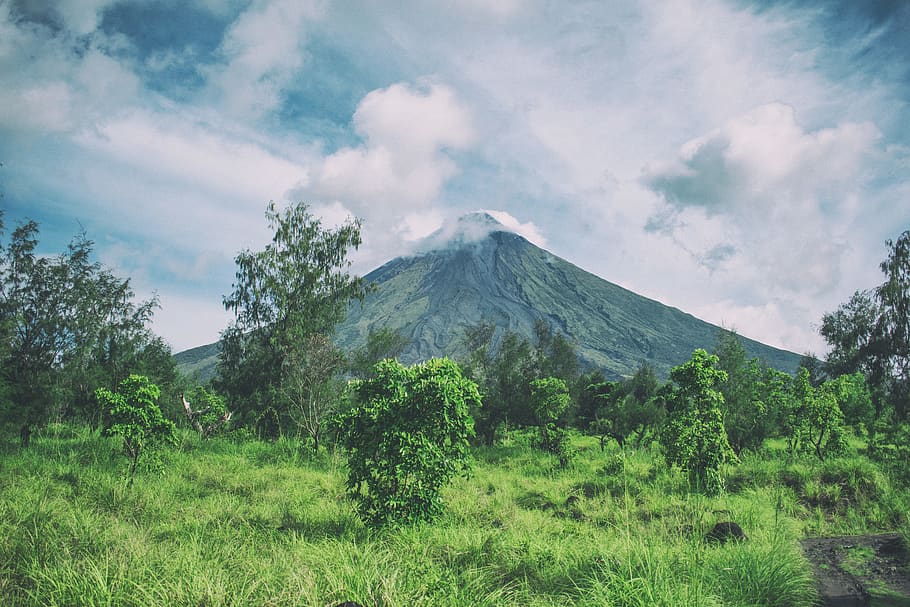 fotografia di paesaggio, montagna, nuvoloso, cielo, nuvole, luce del giorno, ambiente, foresta, erba, paesaggio, Legazpi, città di legazpi, vulcano Mayon, natura, Filippine, panoramico, vulcano, terra, nuvola - cielo, pianta, bellezza nella natura, scenics - natura, albero, scena tranquilla, scena non urbana, la tranquillità, picco di montagna, nessuno, fumo - struttura fisica, geologia, giorno, all'aperto, cratere vulcanico, 5K