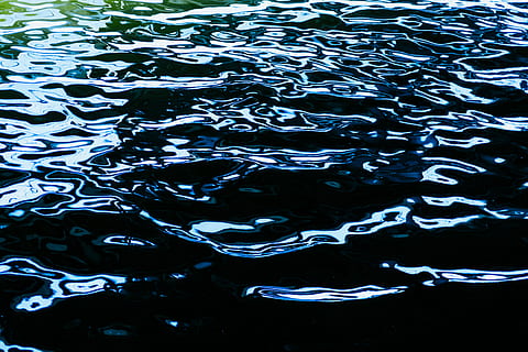 profunditat, fons, negre, crom, gel, taca, oli, onada, ondulació, blau, aigua, ondulat, cap gent, marc complet, naturalesa, moviment, reflexió, a l'aire lliure, refresc, patró, menjar i beguda, senzillesa, tirar, primer pla, dia, esquitxades, vista d’angle alt, puresa, Pol · lució, 5K, CC0, domini públic, lliure de regalies